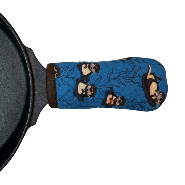 Collisionware - Otters Cast Iron Handle Mitt